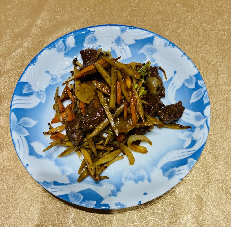 牛ハラミとごぼうとブナシメジの炒め物