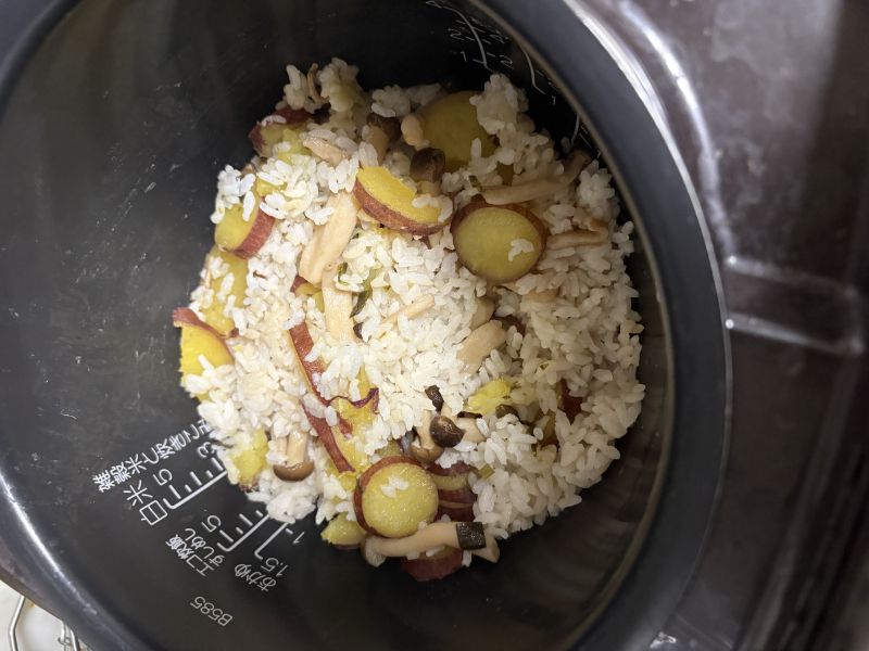 ブナシメジとさつまいもの炊き込みご飯
