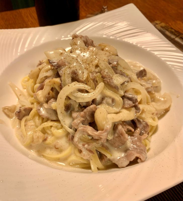 霜降りひらたけたっぷり、ホワイトビーフストロガノフ風パスタ