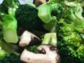 シイタケとブロッコリーの炒め物