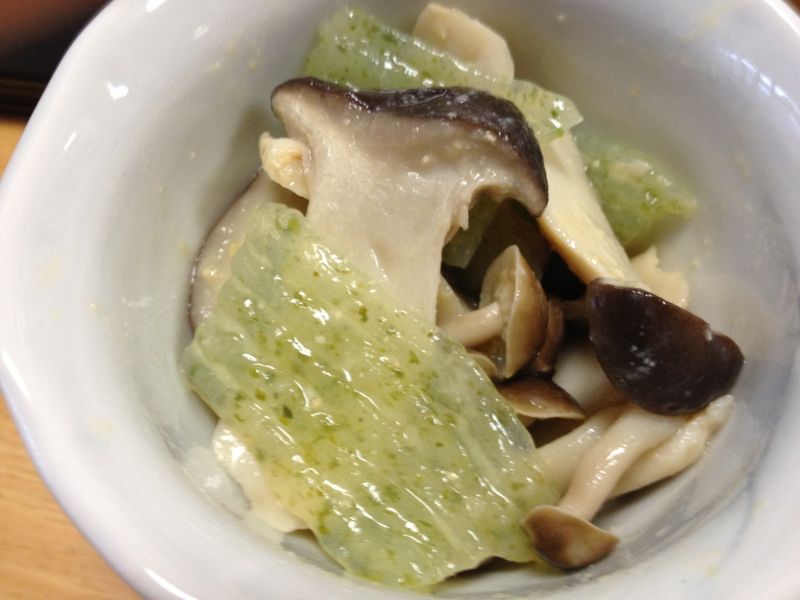 きのこと刺身こんにゃくの白ごま和え