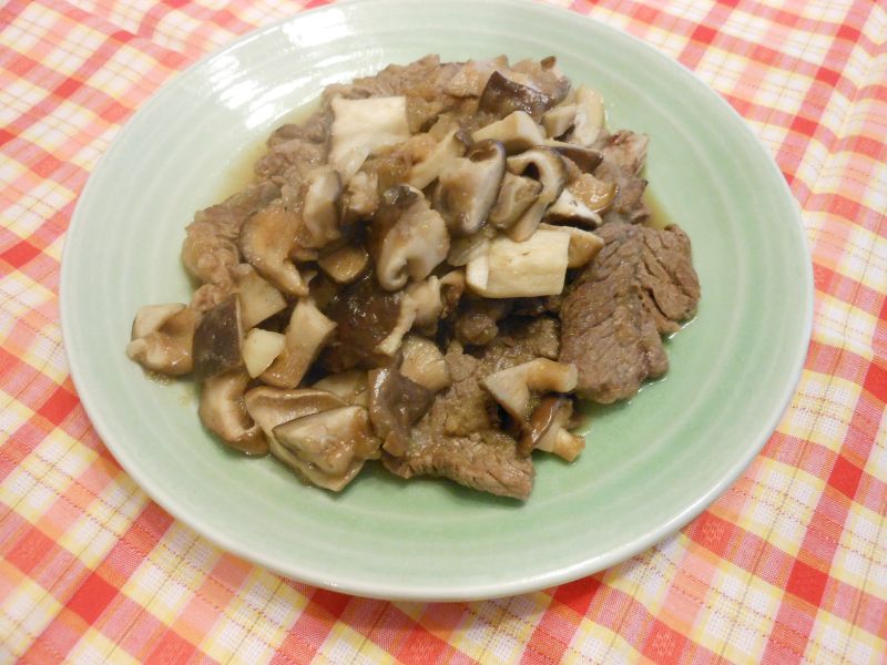 きのこソースの一口ステーキ