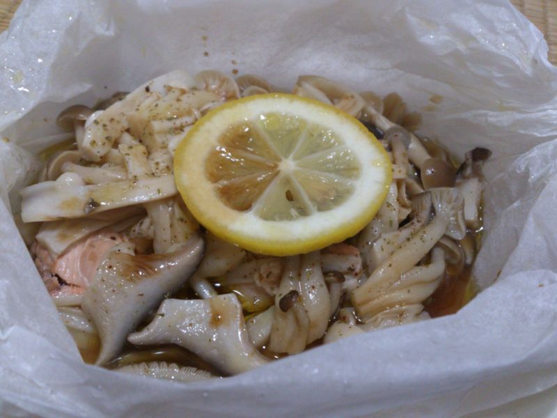 秋鮭とキノコの包み蒸し
