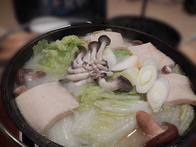 ひらたけ入り豚足ぶたもつ鍋