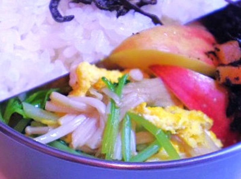 あと一品に、水菜とエノキの塩炒め