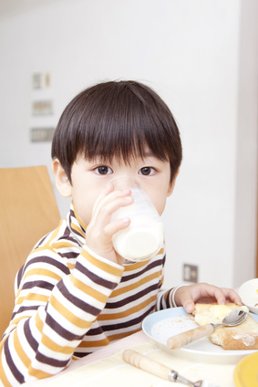 ミルクを飲むこども