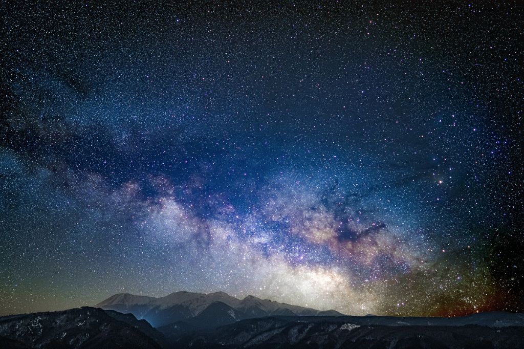 暑い夏のココロとカラダを癒し、心地よい眠りへと誘う夏の世代別リラックスソング