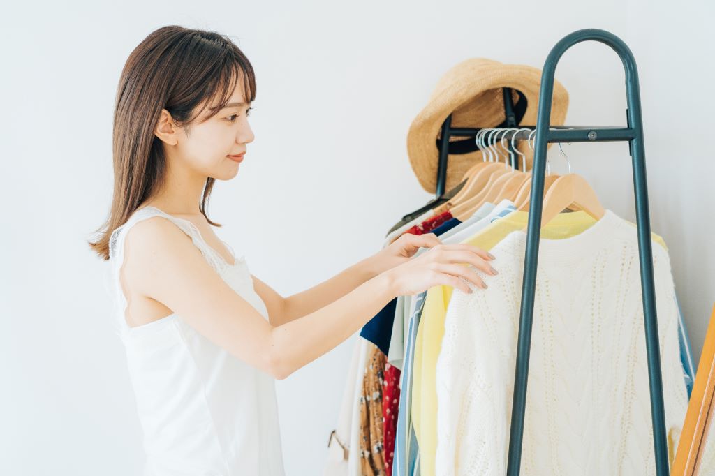 夏にぴったりの衣類とは？涼しい色・形・素材で夏をもっと快適に！