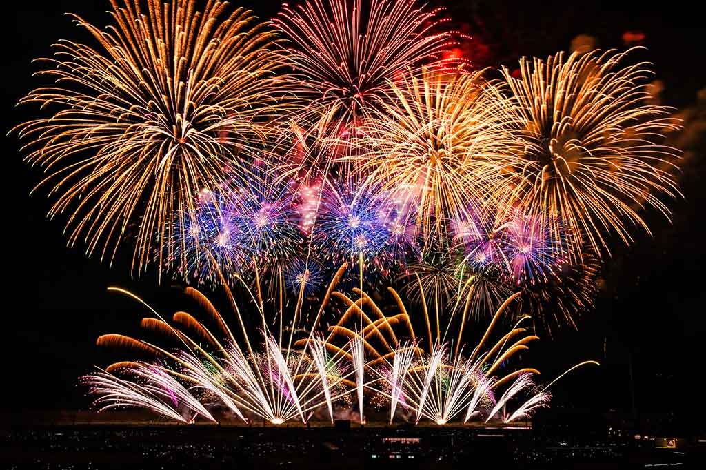 【花火】夏の夜空を彩る高揚感と、ふと訪れる切なさ。夏の夜に楽しみたい年代別ソング