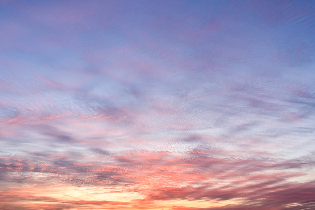 【夕暮れ】空が美しく色を変える時間、一日の終わりにゆっくりと楽しみたい年代別ソング