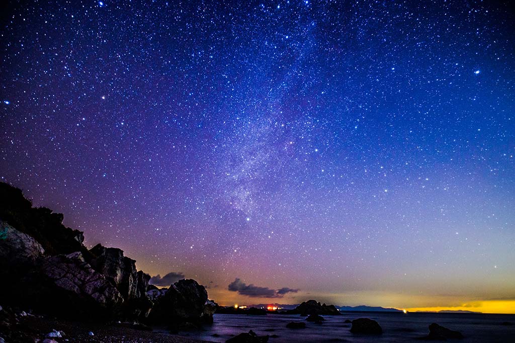 【夜】心に寄り添う、秋の夜長に楽しみたい年代別ソング