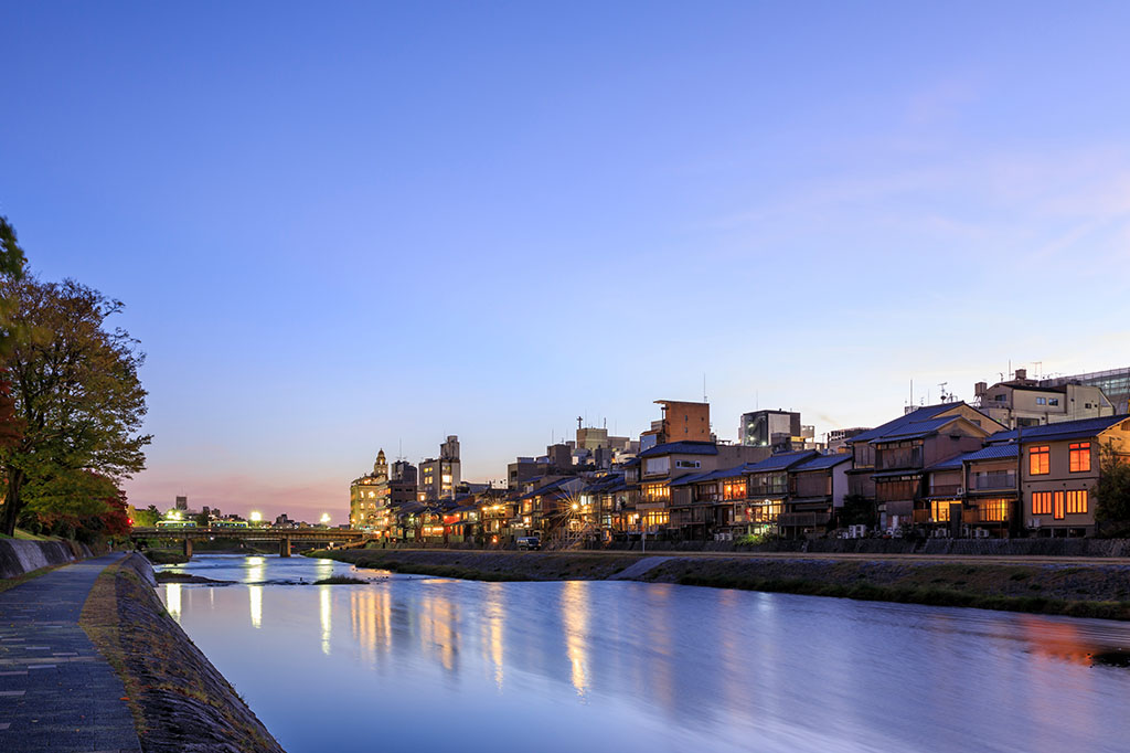 【哀愁】人肌恋しくなる秋、そっと心に寄り添う年代別ソング