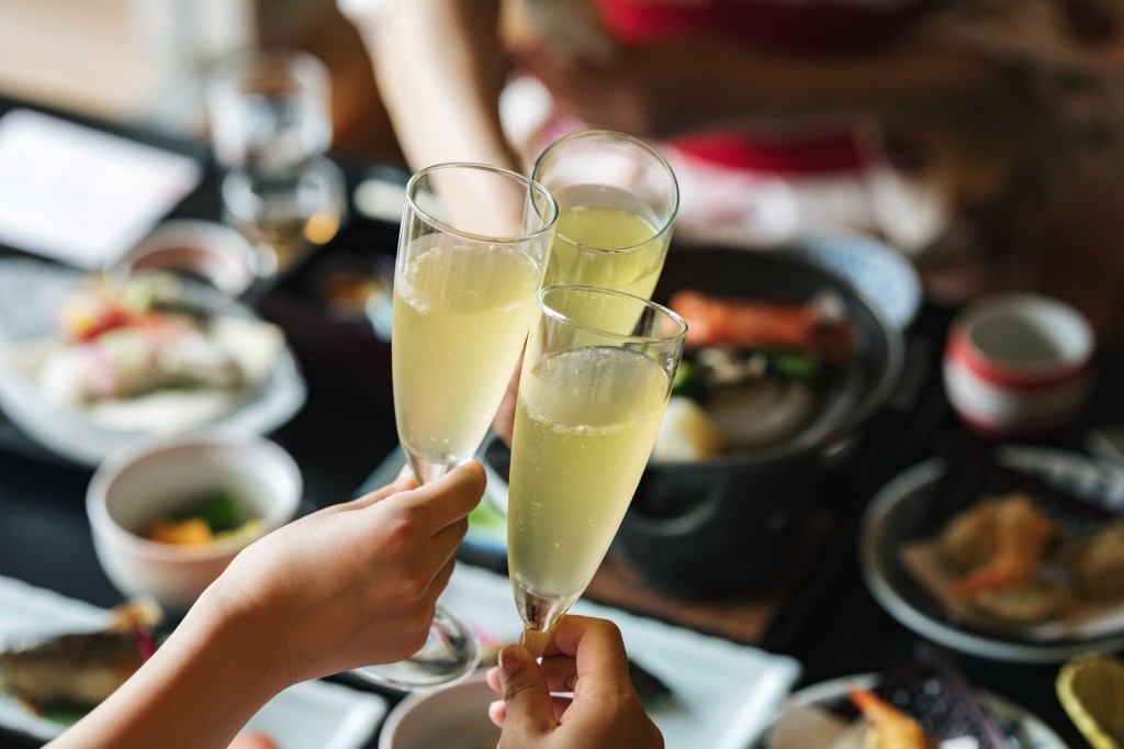 お酒を健康的に楽みたい方必見！東洋医学が教える二日酔い対策に役立つツボ4選