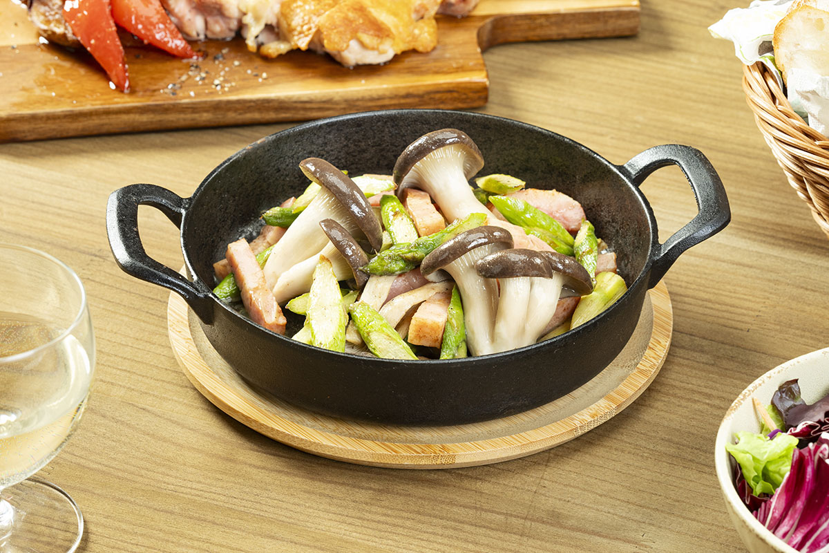 ひらたけとアスパラガスのバターソテー