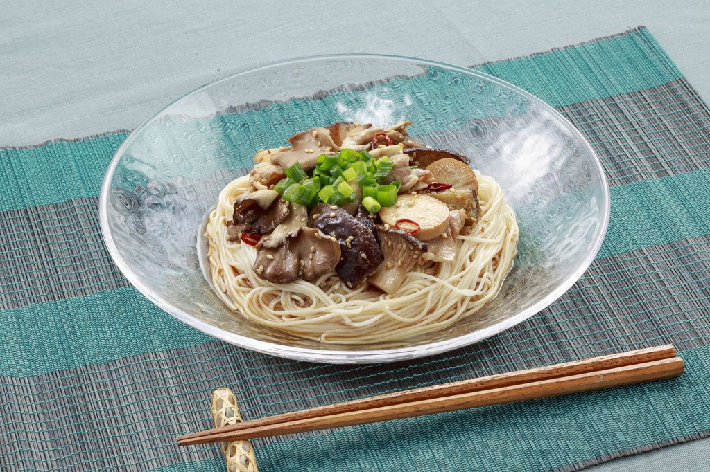 きのことナスのピリ辛そうめん