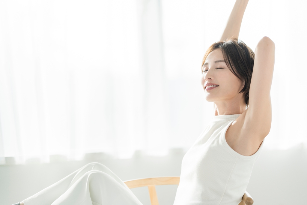 “汗のベタベタ”や“気になるにおい”は胃腸のSOS?夏の汗・においを解消するツボ4選