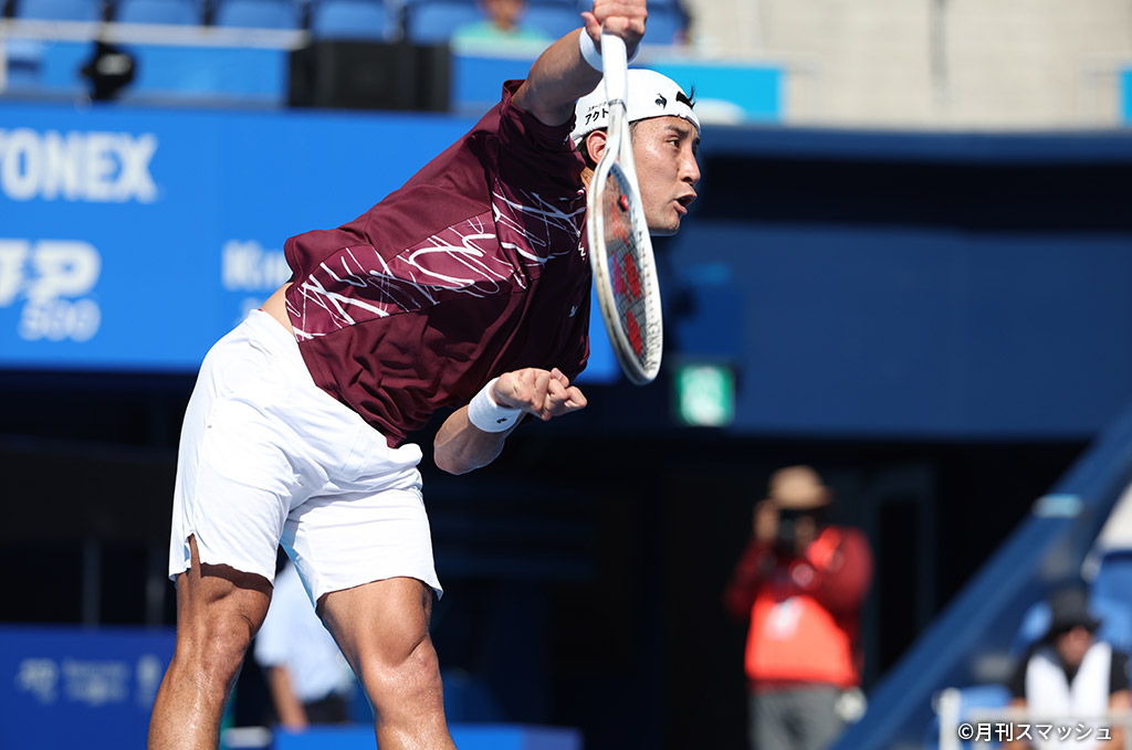 島袋将選手(テニス)サーブを打つ場面