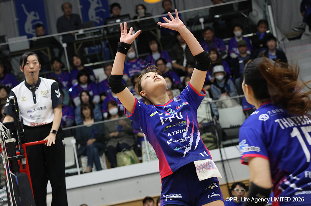 松井珠己選手(バレーボール)セッターとしてトスを上げる場面