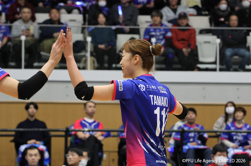 松井珠己選手(バレーボール)セッターとしてトスを上げる場面