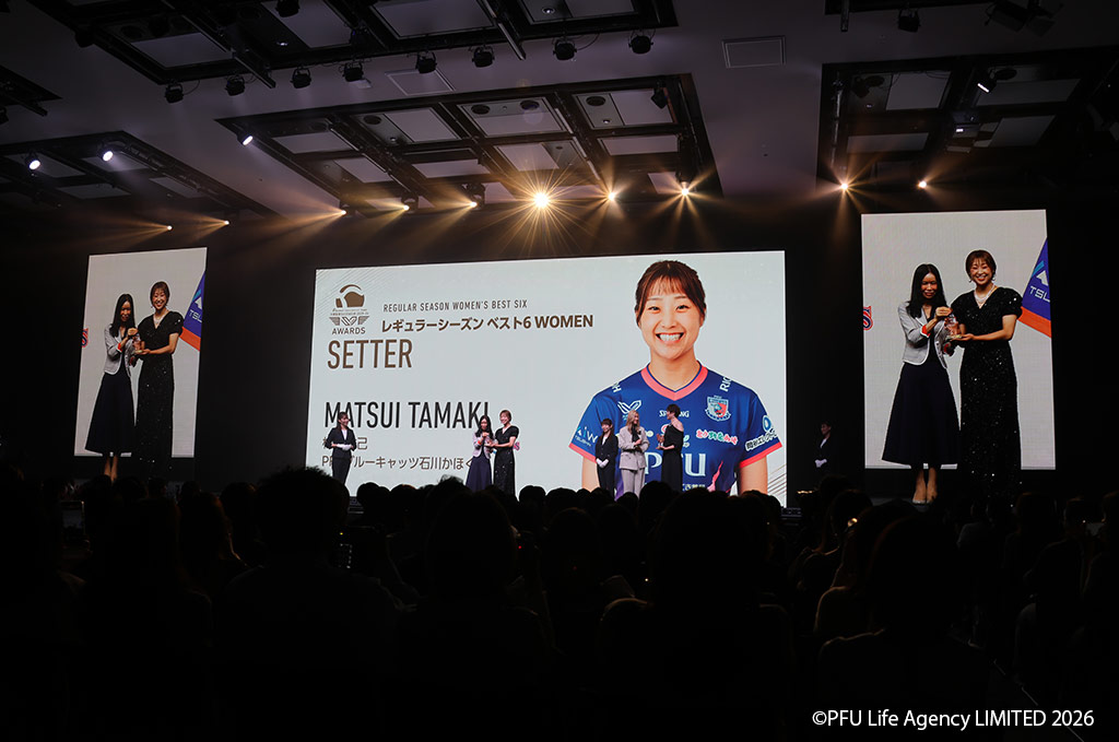松井珠己選手(バレーボール)レギュラーシーズン ベスト6に選出され表彰される場面