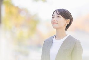 秋の寒暖差がだるさや疲れの原因に？自律神経と“衛気”を整えるおすすめのツボ4選