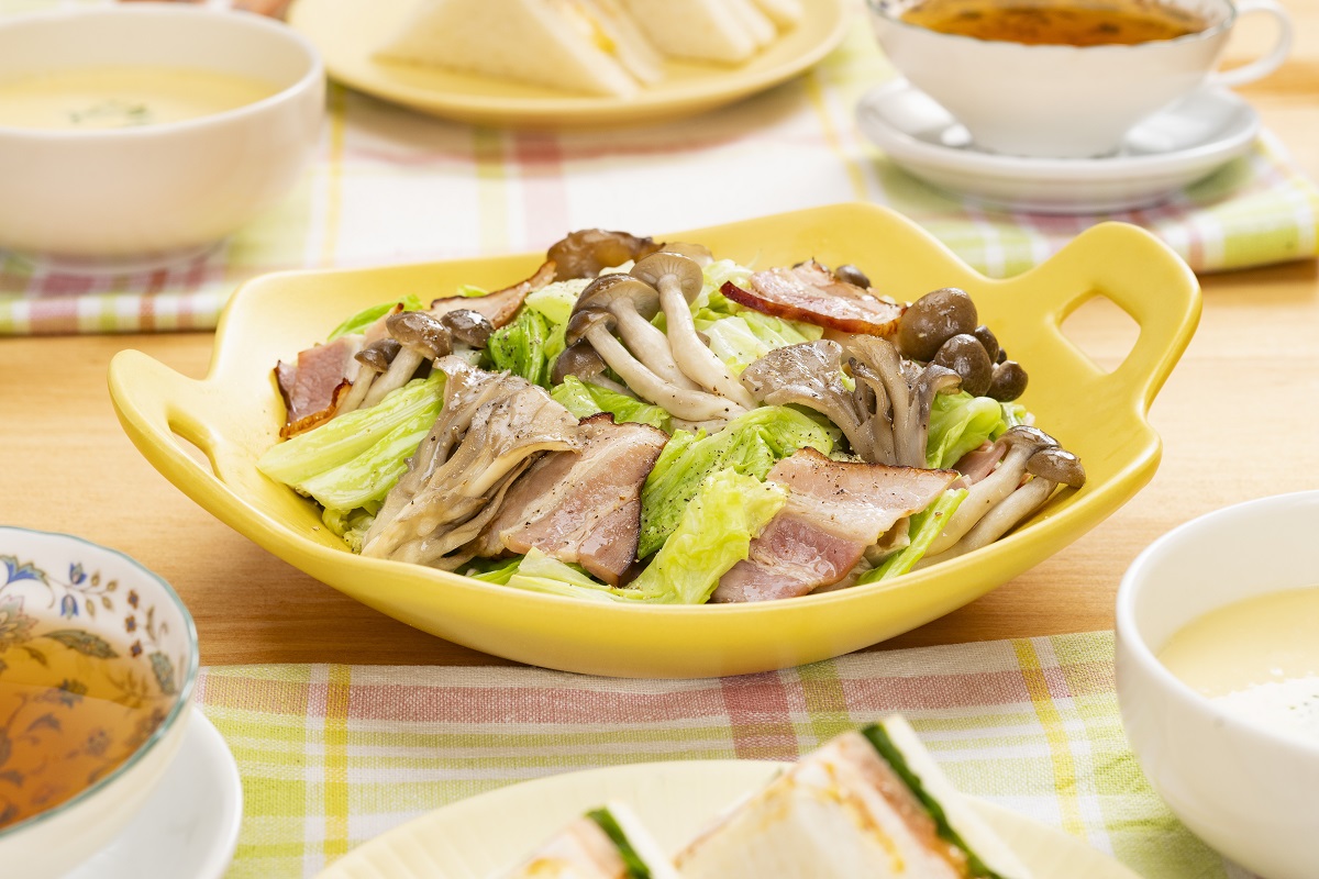 電子レンジ加熱で簡単♪　きのこと春キャベツの蒸し煮