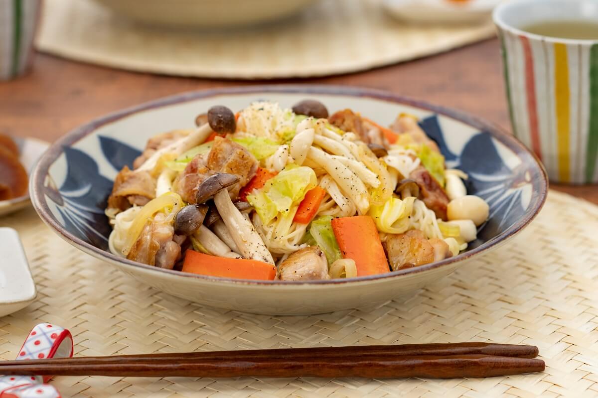 眠っているそうめん活用に！　きのこたっぷり焼きそうめん