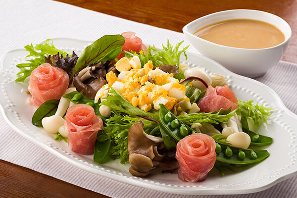 きのこと春野菜のミモザサラダ