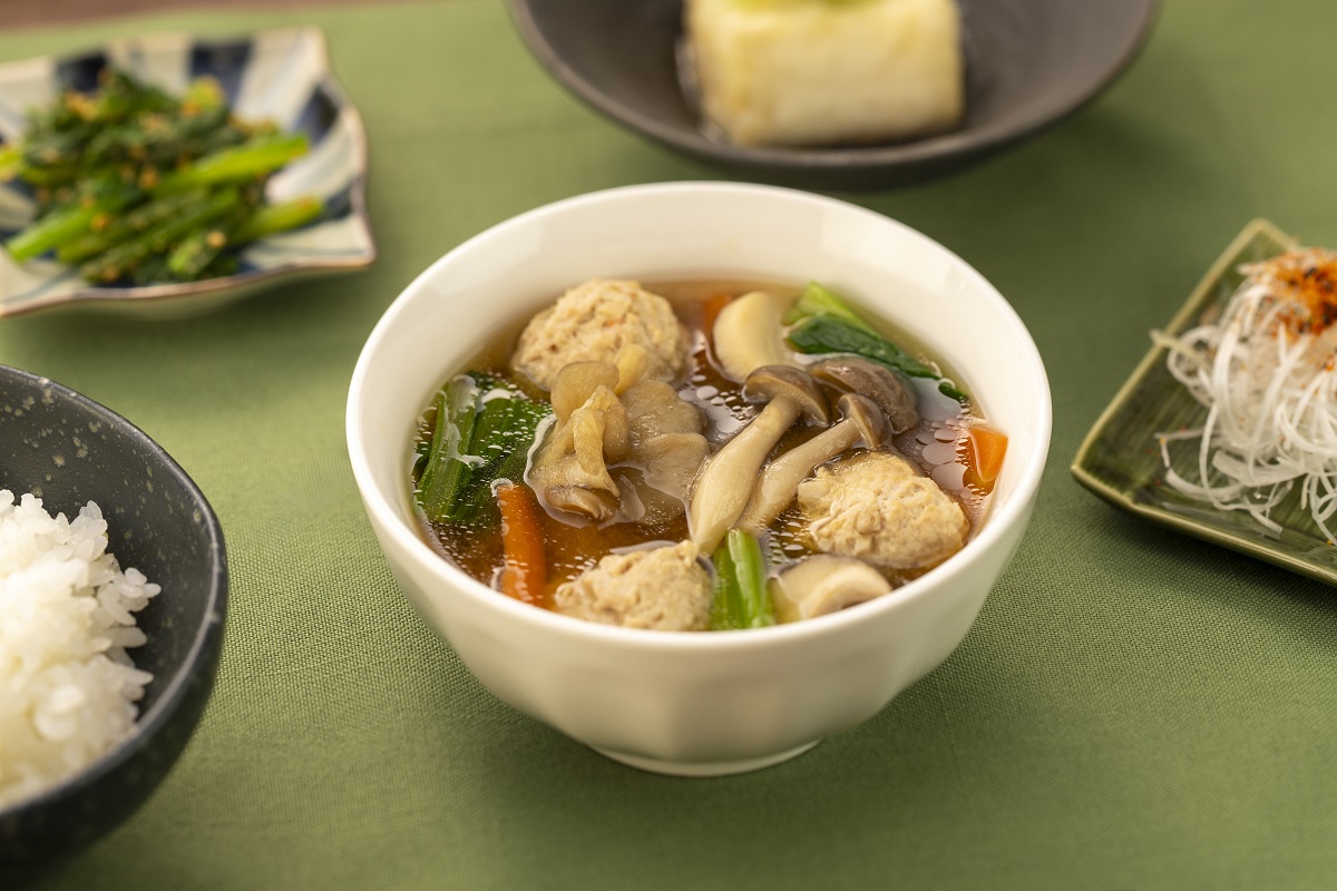 小松菜が安い！きのこと小松菜たっぷりつみれ汁