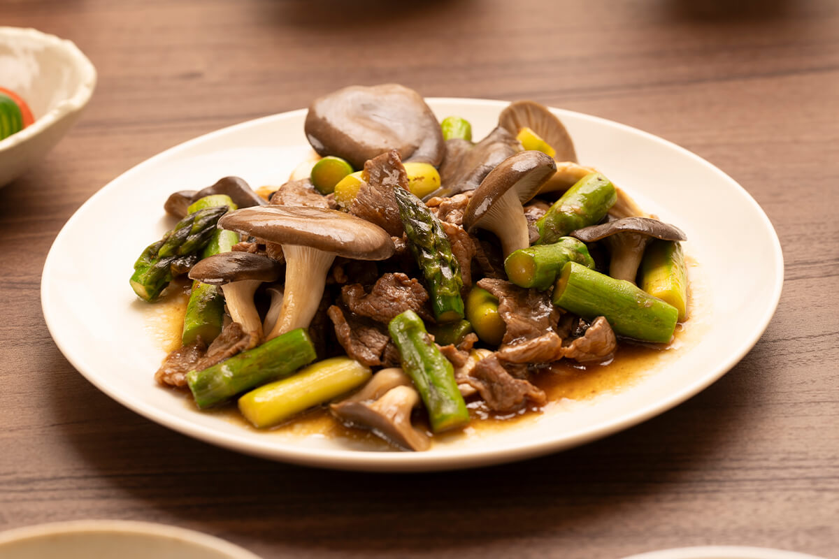 霜降りひらたけとアスパラガスのオイスターソース炒め