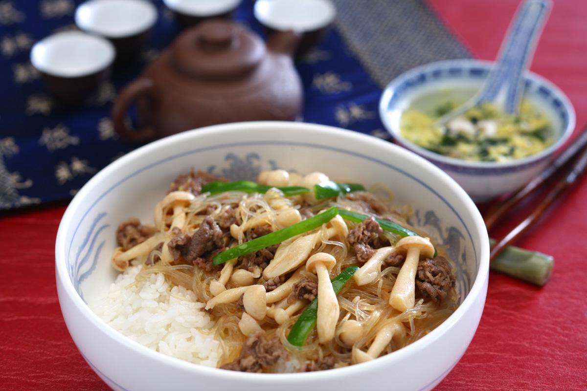 甘辛くてご飯に合う！　ブナピーと牛肉の春雨炒め