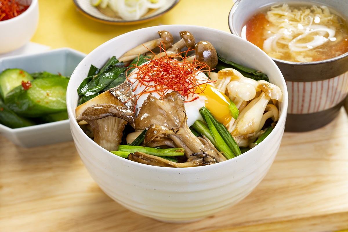 栄養満点！きのことニラのスタミナ丼