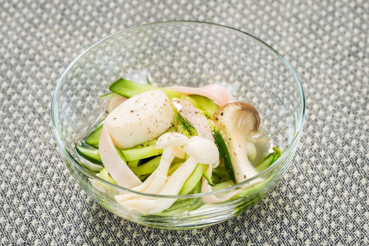 暑くなる季節にさっぱりメニュー♪　きのこときゅうりのピクルス