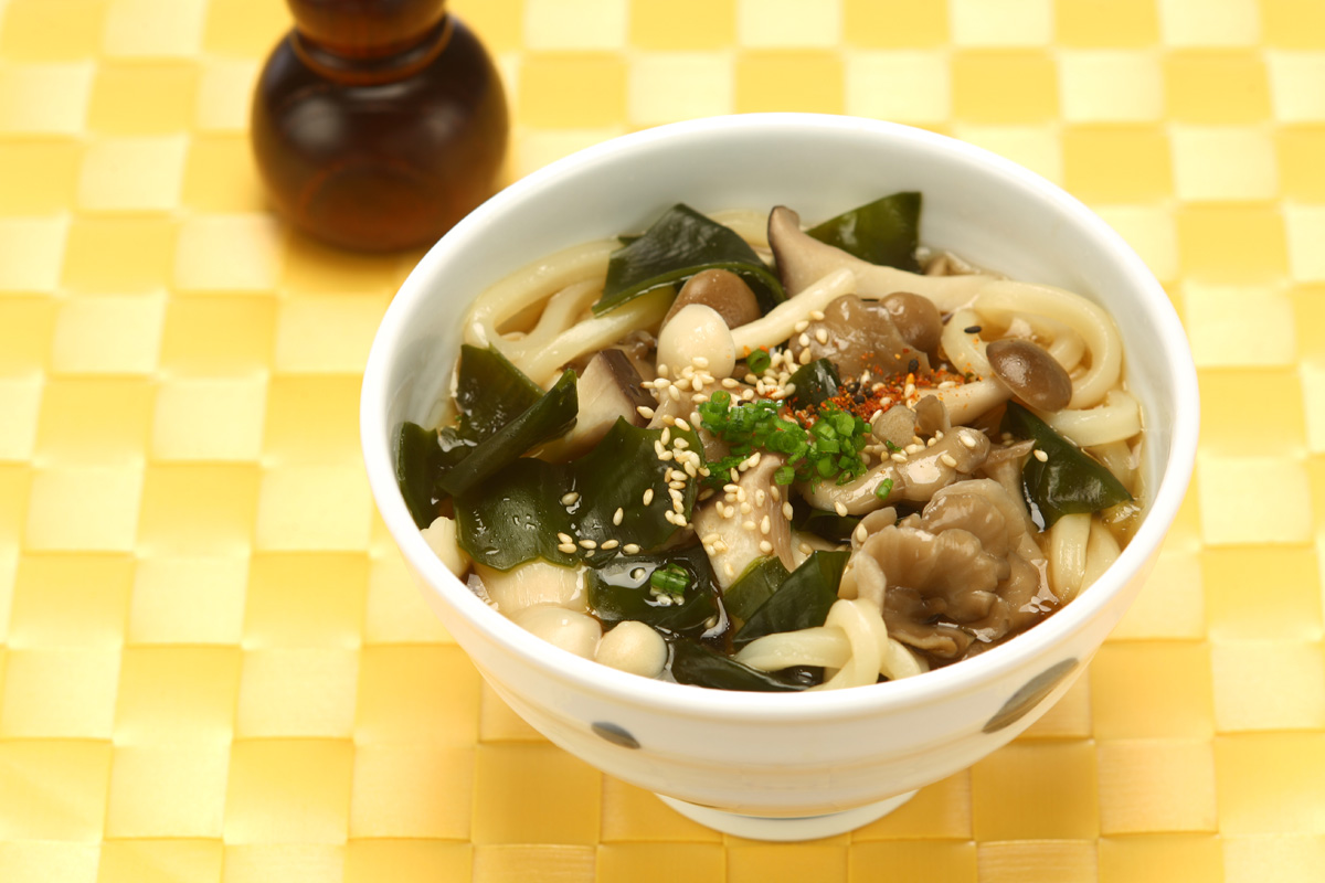 きのことわかめのお夜食煮込みうどん