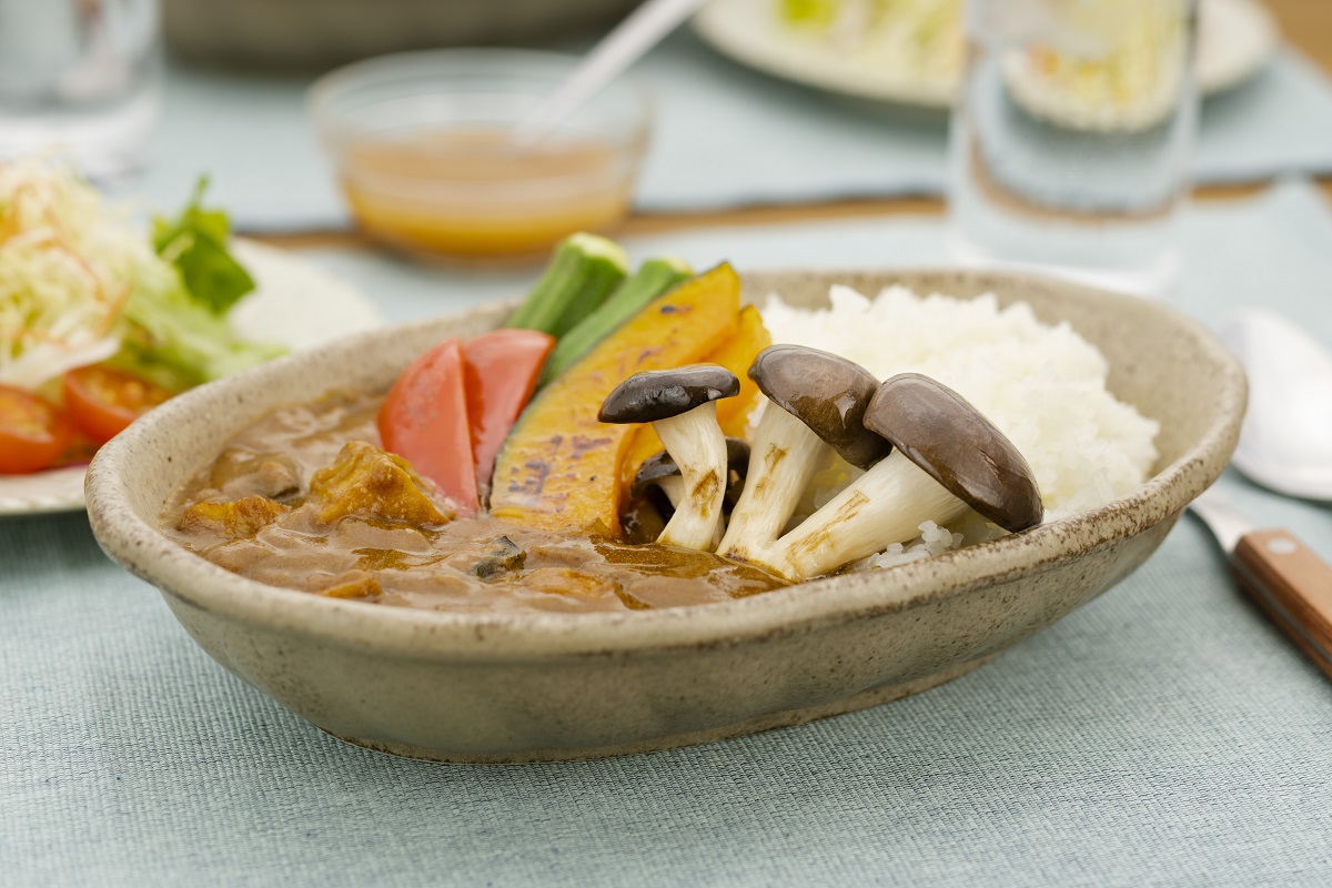 霜降りひらたけと夏野菜のチキンカレー