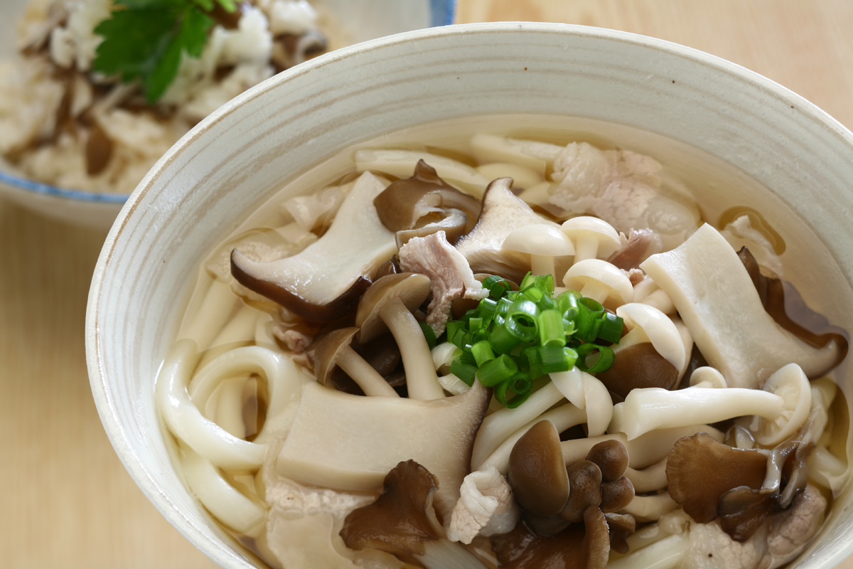 きのこ肉うどん（関西風）