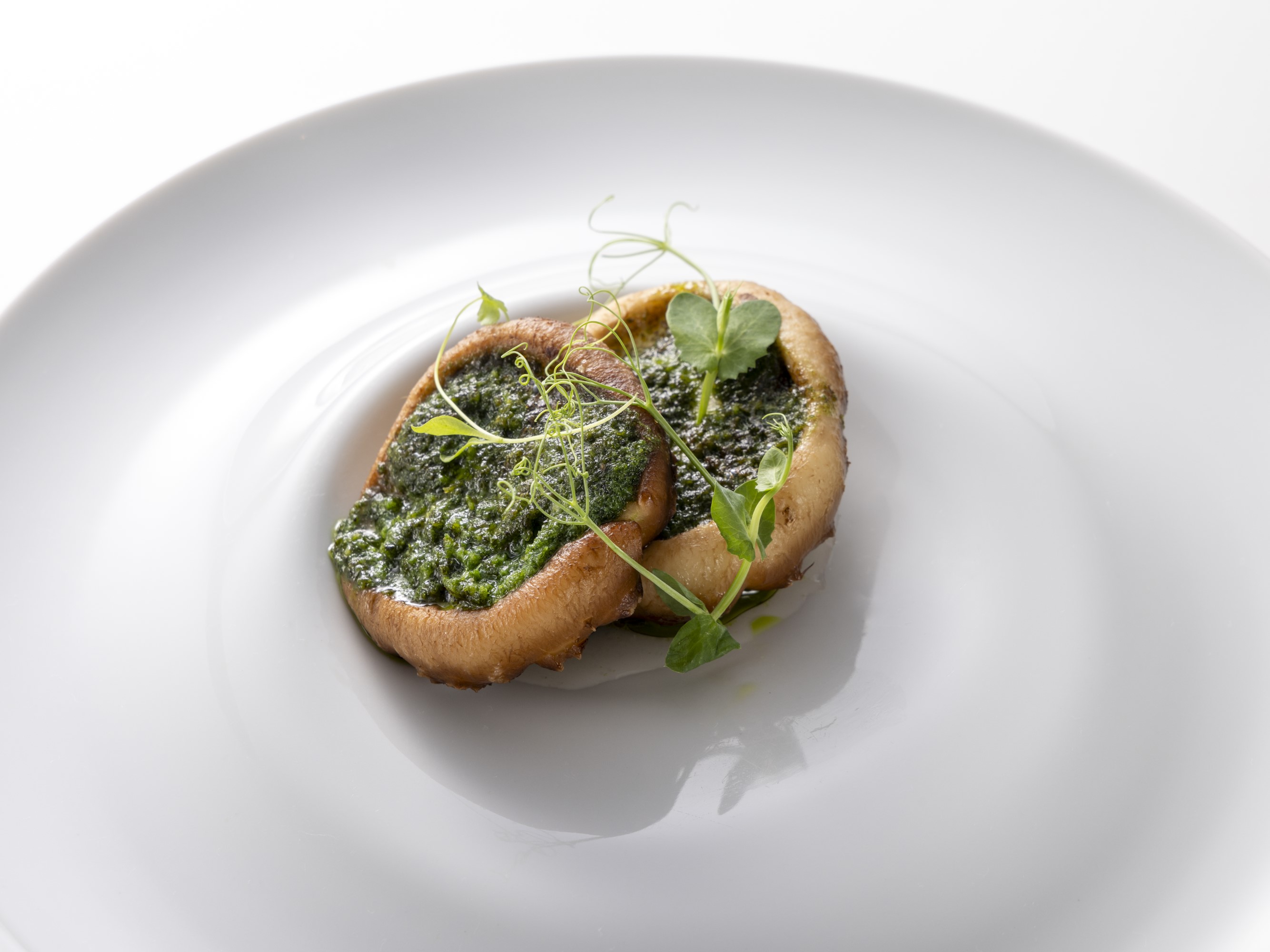 お出汁を吸った生どんこのエスカルゴバター焼き