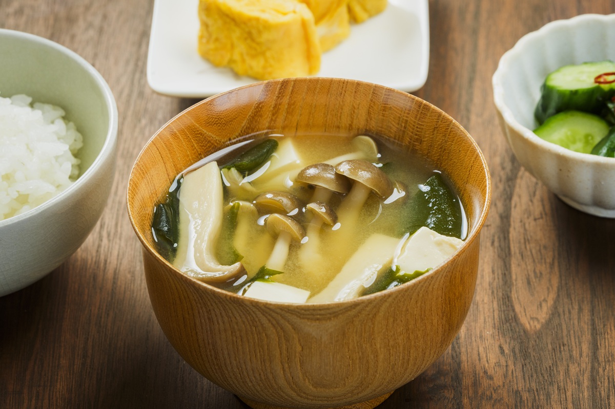 きのこと豆腐、わかめの味噌汁