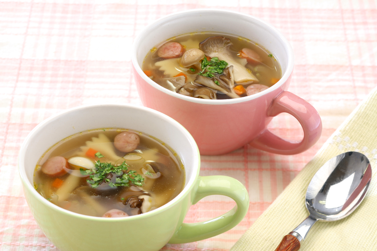 きのこと春野菜のコンソメスープ