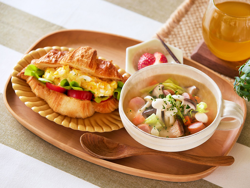 きのこと野菜のコンソメスープ