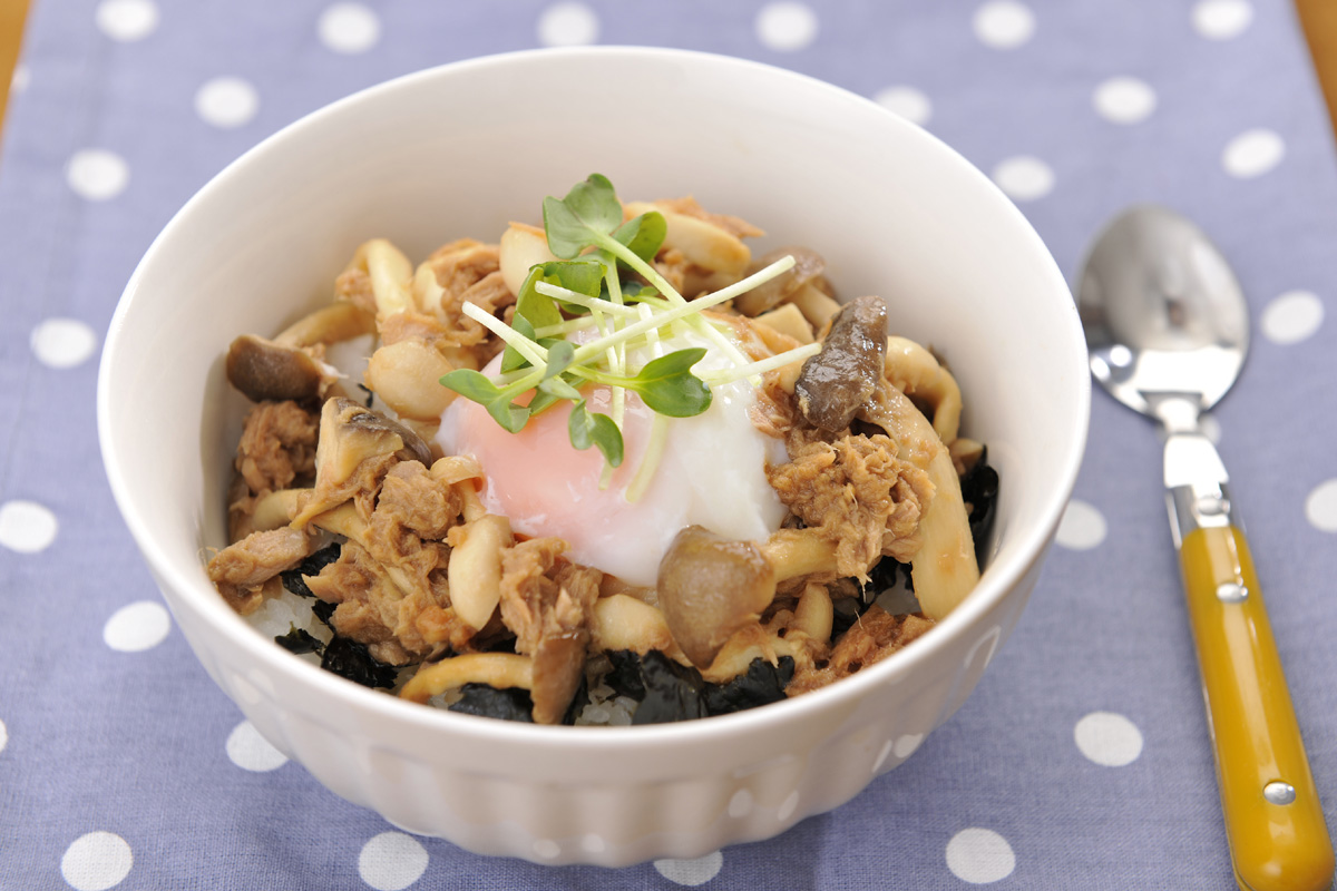 お手軽！きのこの甘辛ツナしょうゆ丼〜たまご添え