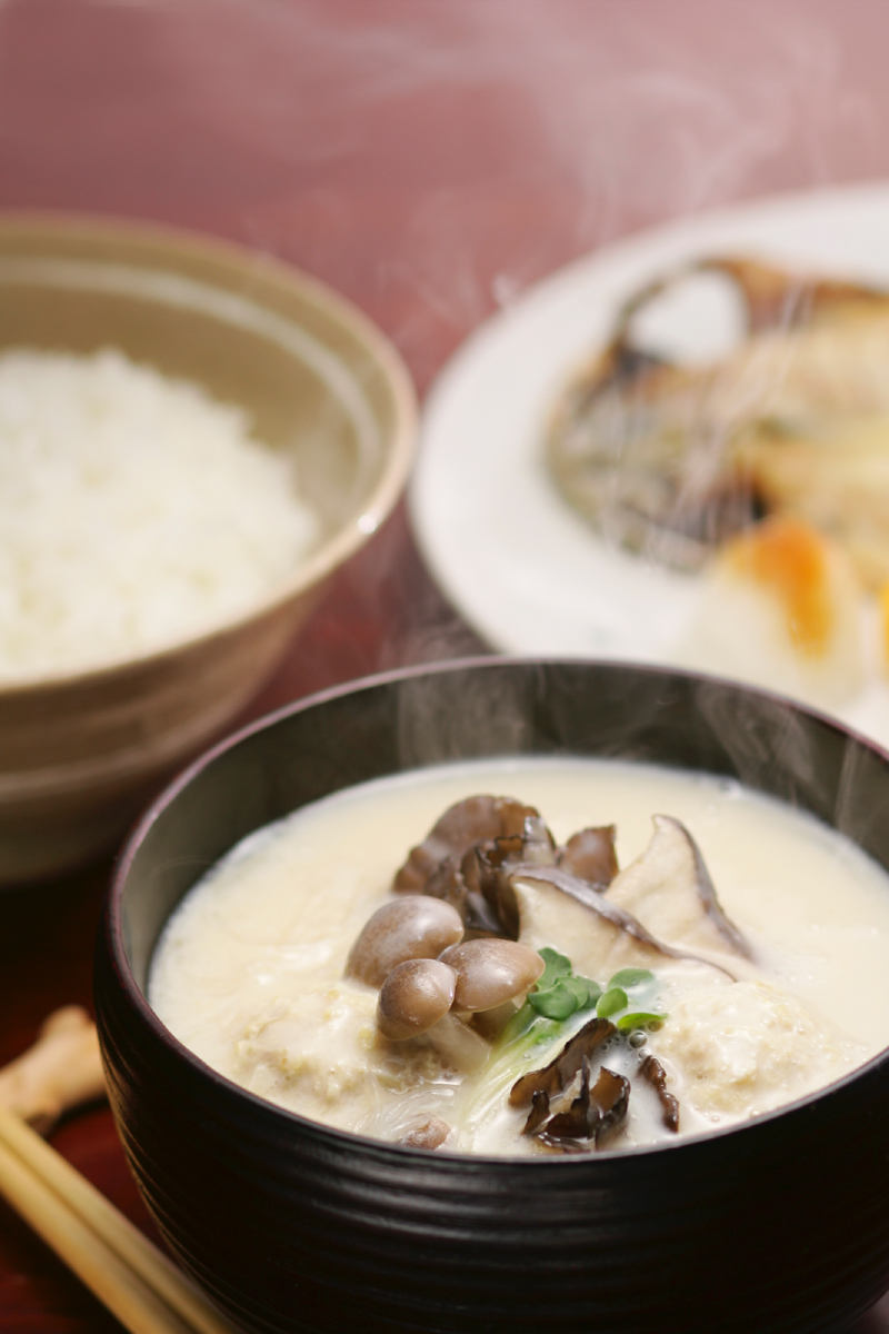 きのこと鶏団子の豆乳味噌汁