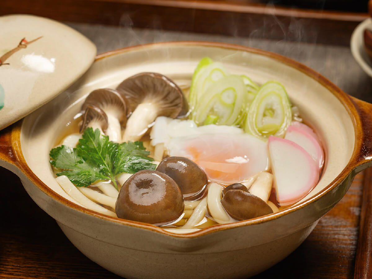 霜降りひらたけの鍋焼きうどん