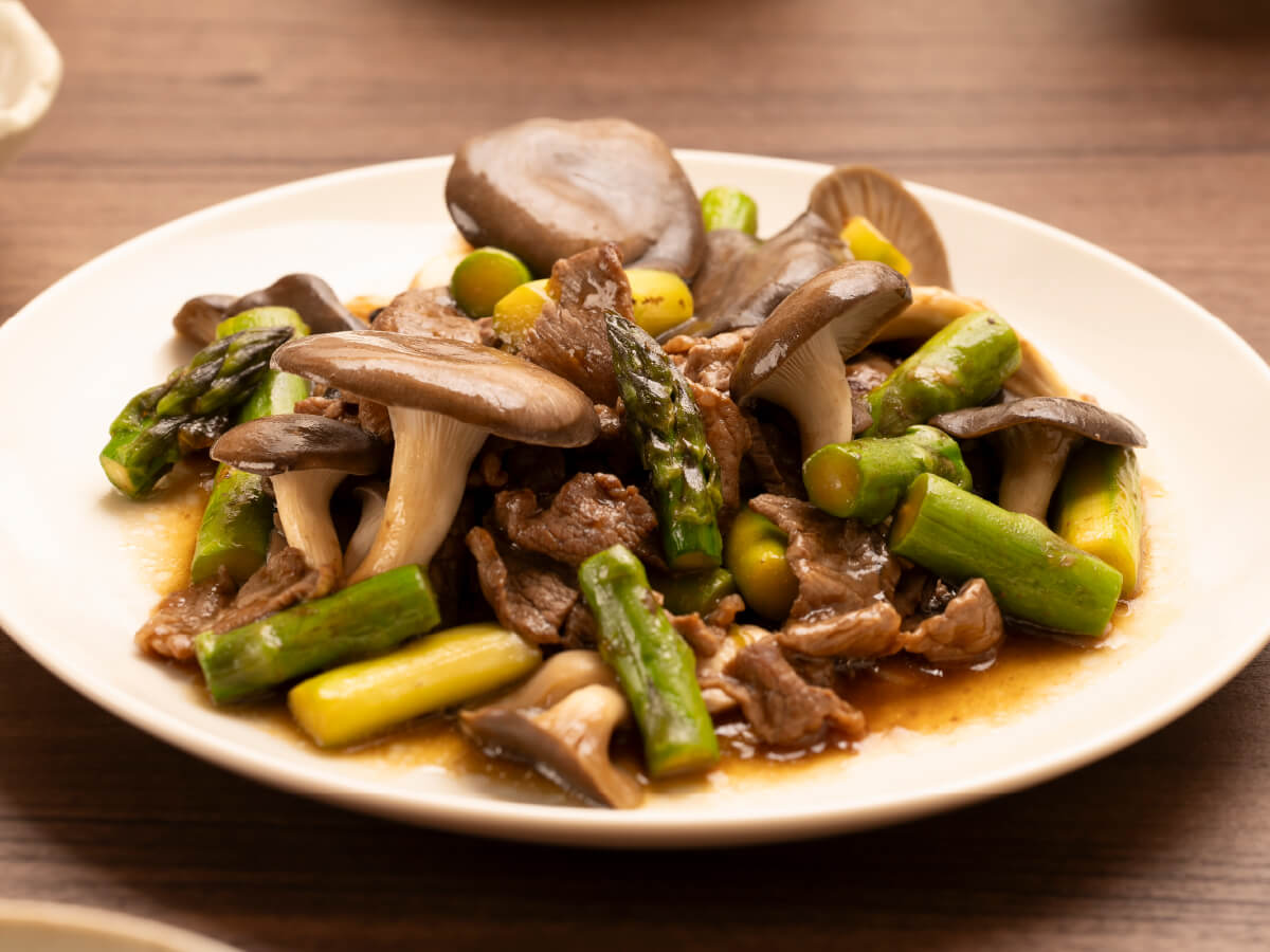 霜降りひらたけとアスパラガスのオイスターソース炒め