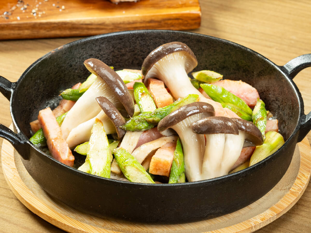 霜降りひらたけとアスパラガスのバターソテー